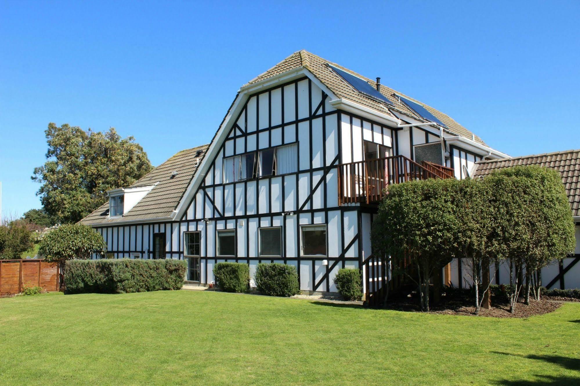 Tudor Manor Bed & Breakfast Bed & Breakfast Paraparaumu Exterior photo